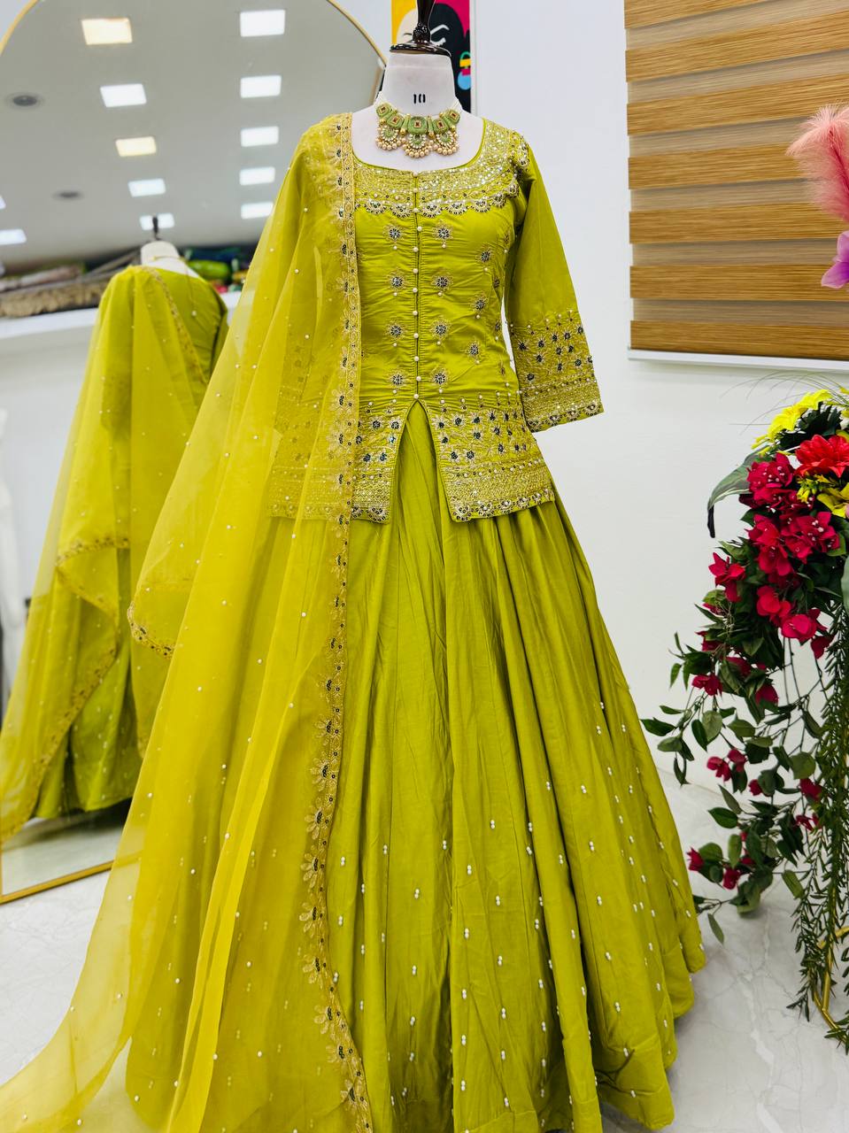 Luxurious Ethnic Suit Set with Exquisite Embroidery Work